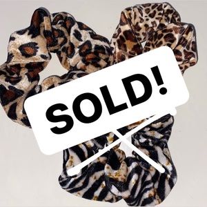 ⚫️ NWOT 2 velvety animal print scrunchies